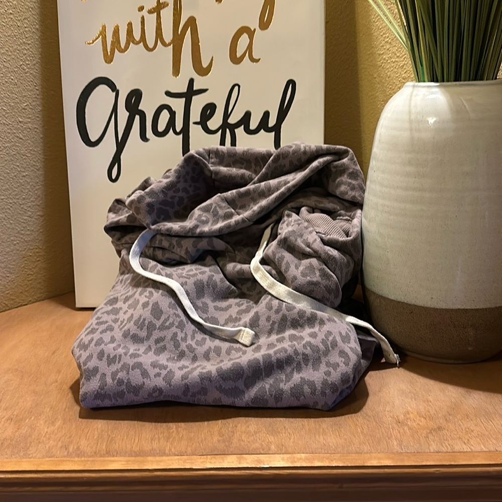 Used Buffalo brand Women’s hooded sweatshirt / purple cheetah / M